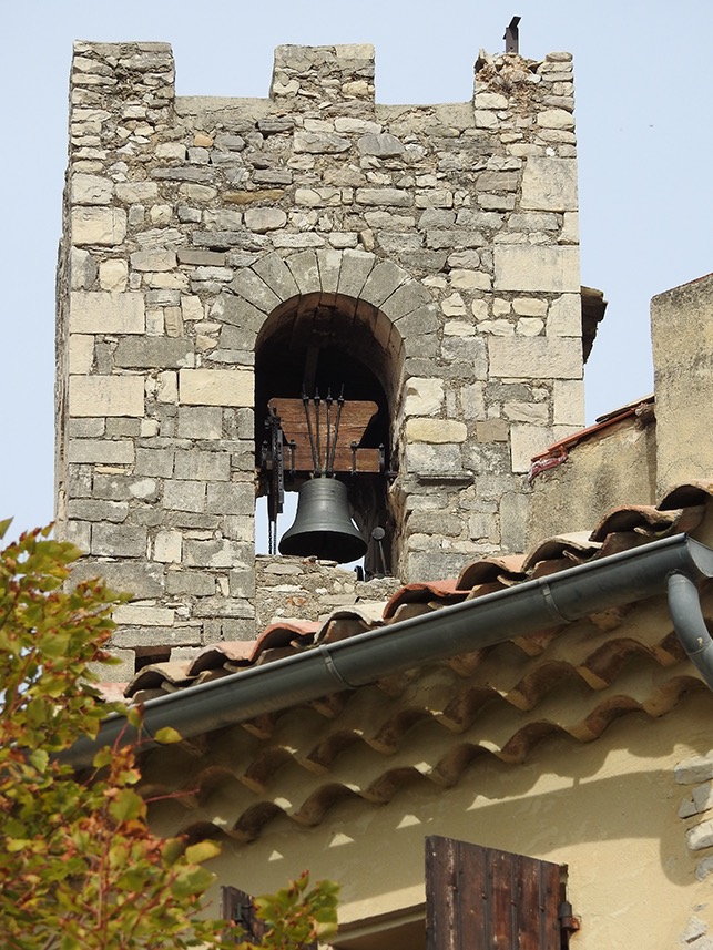 Clocher de l'église romane de Suzette Vaucluse 22.10.15