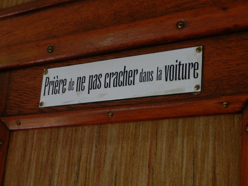 Plaque d'interdiction dans un wagon des chemins de fer du Jura 18.09.2014